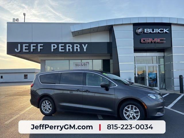 2017 Chrysler Pacifica Touring's photo
