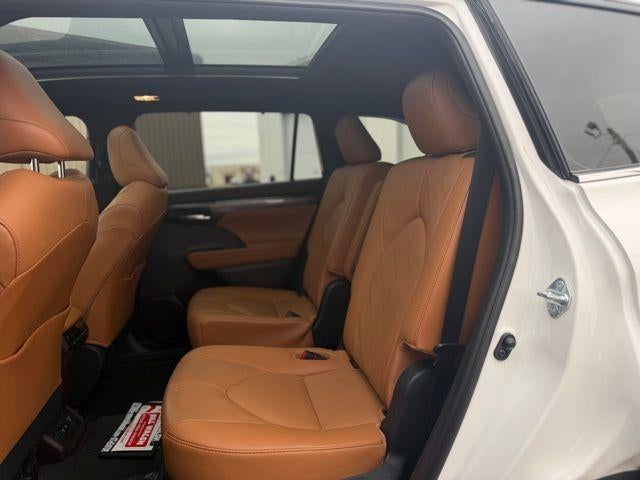 2021 Toyota Highlander Hybrid Platinum