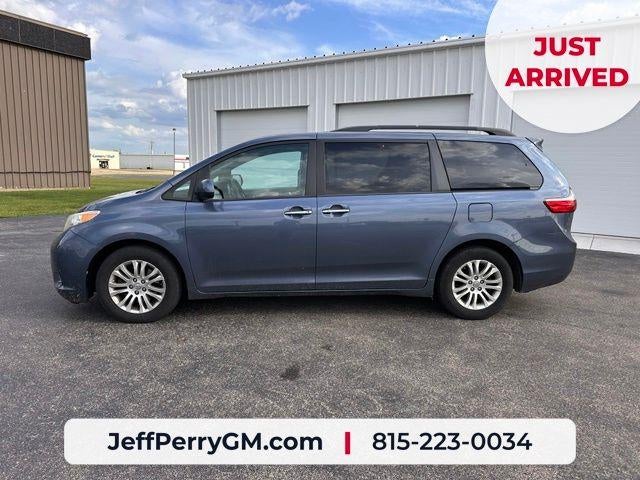 2017 Toyota Sienna XLE Auto Access Seat