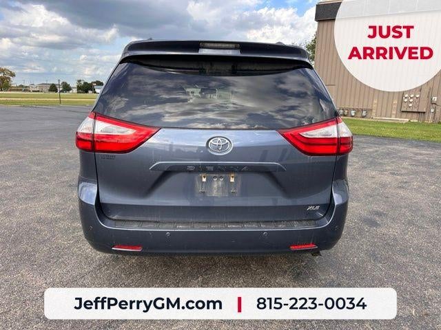 2017 Toyota Sienna XLE Auto Access Seat