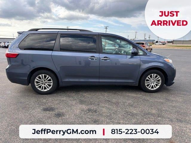 2017 Toyota Sienna XLE Auto Access Seat
